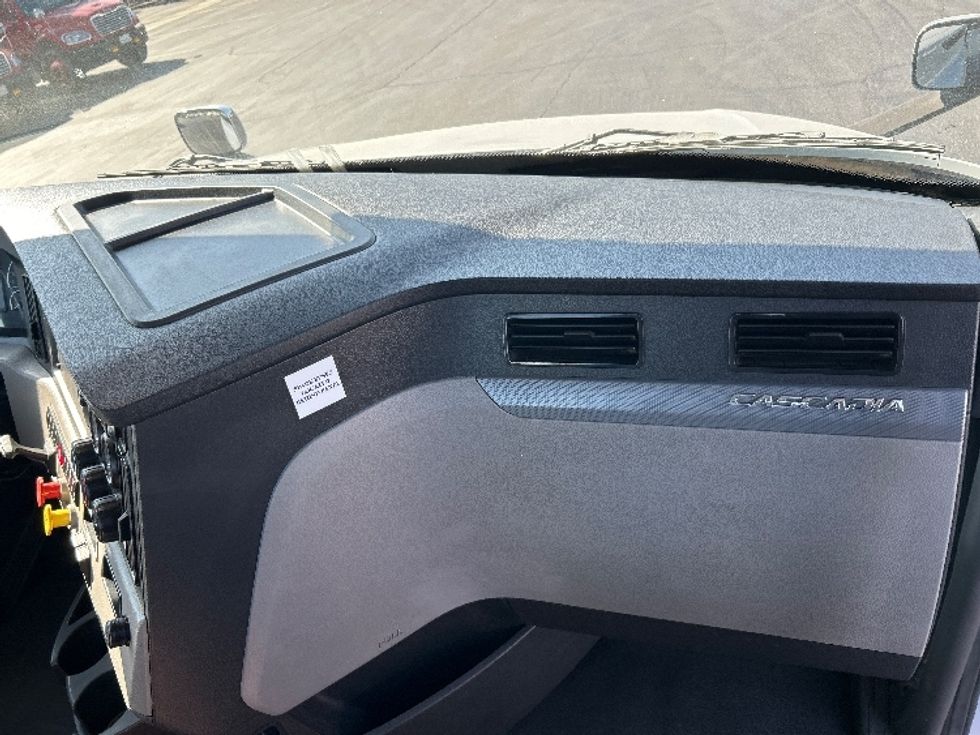 Day Cab Tractor-Heavy Duty Tractors-Freightliner-2020-T12642ST-West Sacramento-CA-398,941\n\t\tmiles-$ 42,500 - Image 13