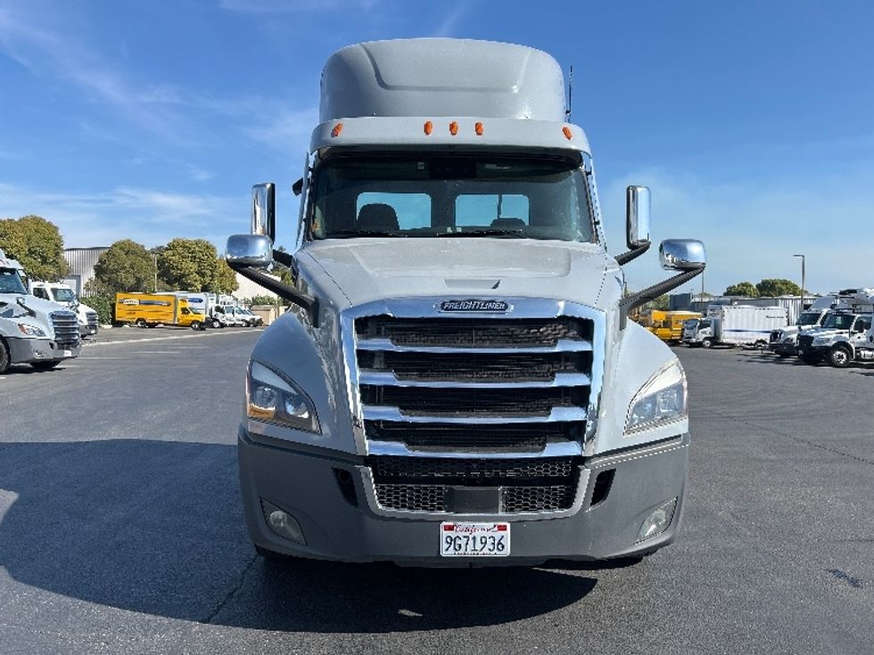 Day Cab Tractor-Heavy Duty Tractors-Freightliner-2020-T12642ST-West Sacramento-CA-398,941\n\t\tmiles-$ 42,500 - Image 2