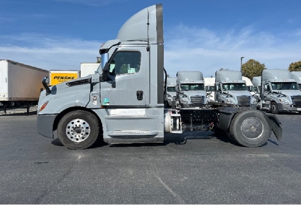 Day Cab Tractor-Heavy Duty Tractors-Freightliner-2020-T12642ST-West Sacramento-CA-398,941\n\t\tmiles-$ 42,500 - Image 4