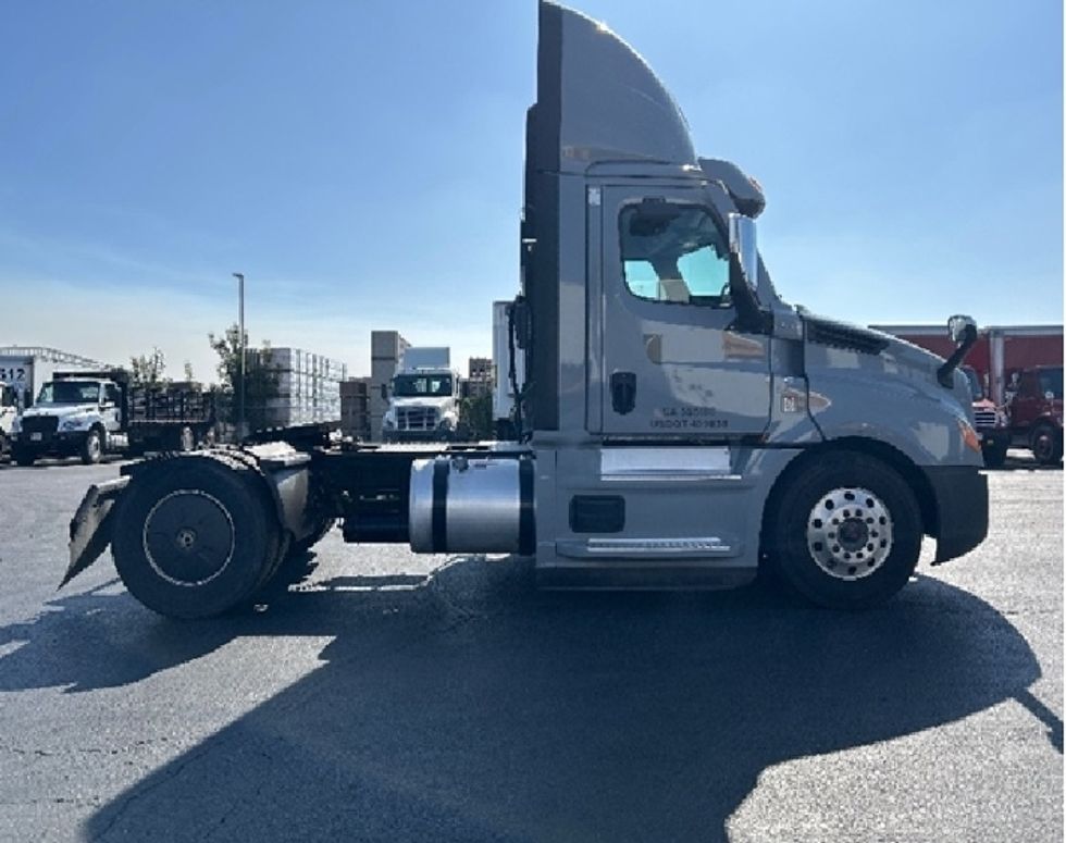 Day Cab Tractor-Heavy Duty Tractors-Freightliner-2020-T12642ST-West Sacramento-CA-398,941\n\t\tmiles-$ 42,500 - Image 8