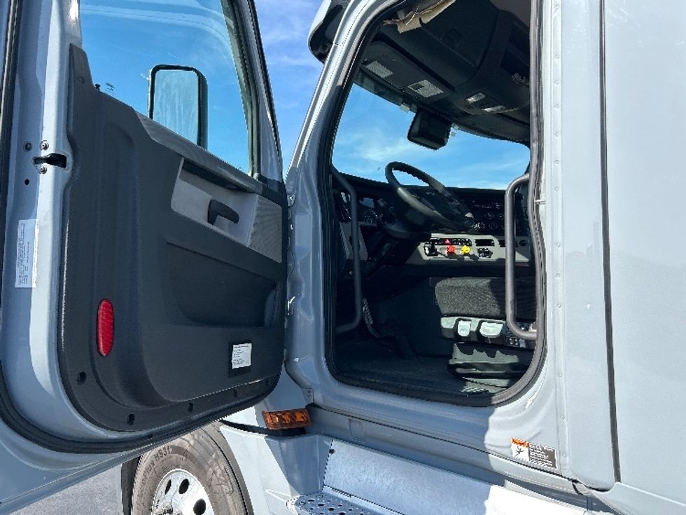 Day Cab Tractor-Heavy Duty Tractors-Freightliner-2020-T12642ST-West Sacramento-CA-398,941\n\t\tmiles-$ 42,500 - Image 9