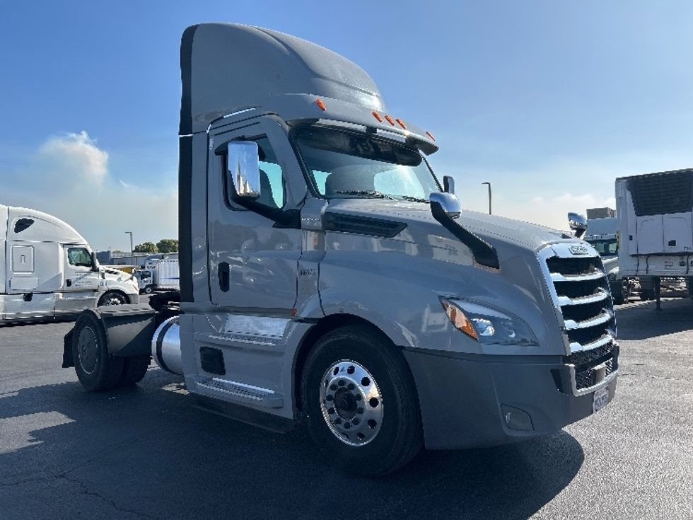 Day Cab Tractor-Heavy Duty Tractors-Freightliner-2020-T12642ST-West Sacramento-CA-400,295\n\t\tmiles-$ 42,500 - Image 1