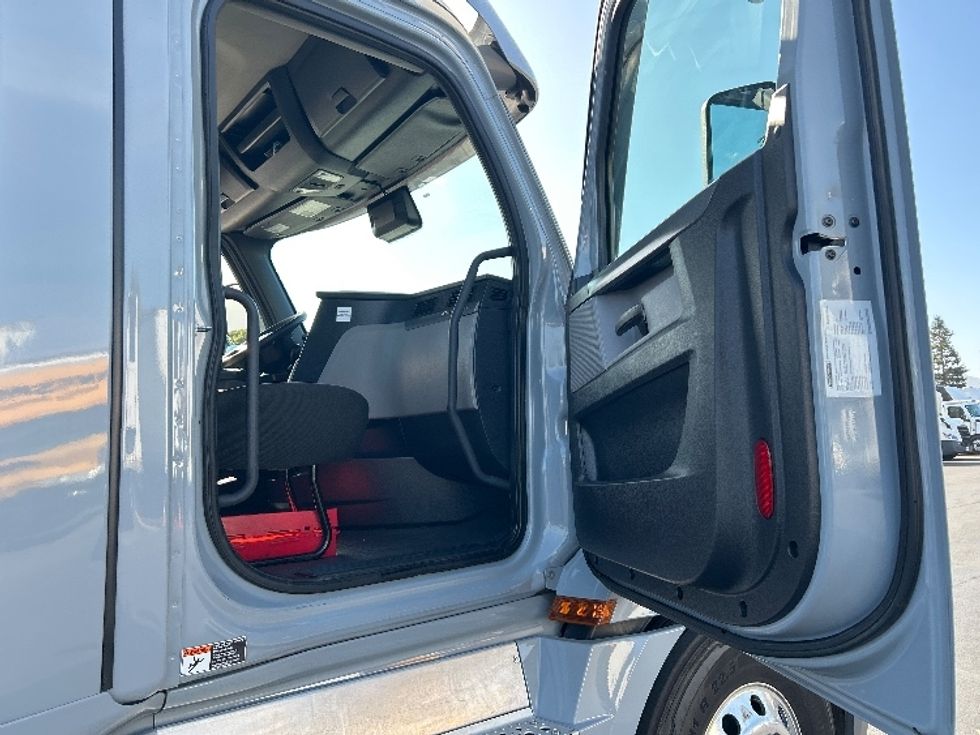 Day Cab Tractor-Heavy Duty Tractors-Freightliner-2020-T12642ST-West Sacramento-CA-400,295\n\t\tmiles-$ 42,500 - Image 12