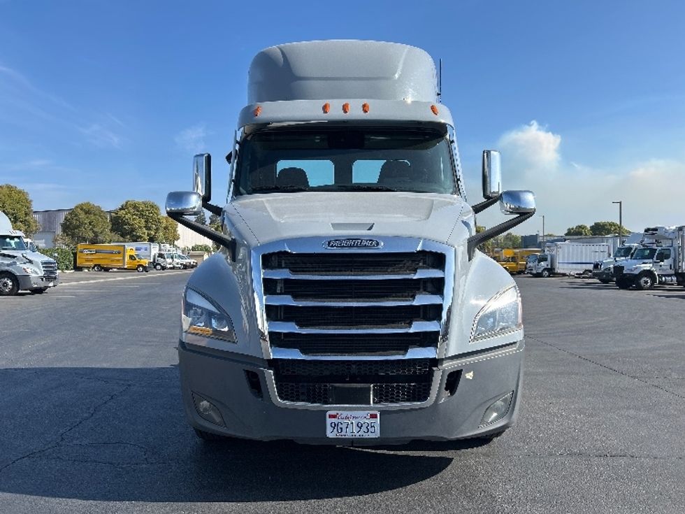 Day Cab Tractor-Heavy Duty Tractors-Freightliner-2020-T12642ST-West Sacramento-CA-400,295\n\t\tmiles-$ 42,500 - Image 2