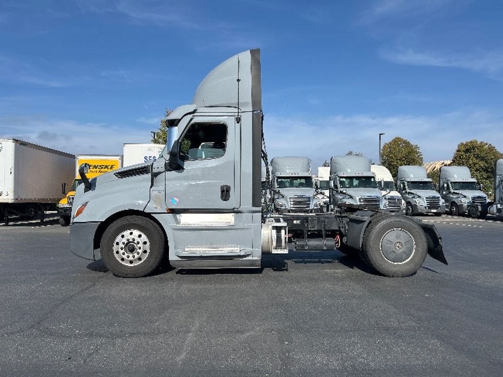 Day Cab Tractor-Heavy Duty Tractors-Freightliner-2020-T12642ST-West Sacramento-CA-400,295\n\t\tmiles-$ 42,500 - Image 4