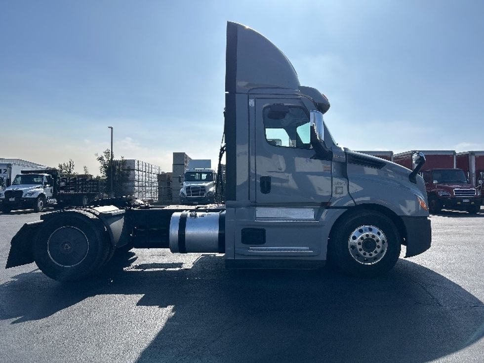 Day Cab Tractor-Heavy Duty Tractors-Freightliner-2020-T12642ST-West Sacramento-CA-400,295\n\t\tmiles-$ 42,500 - Image 8