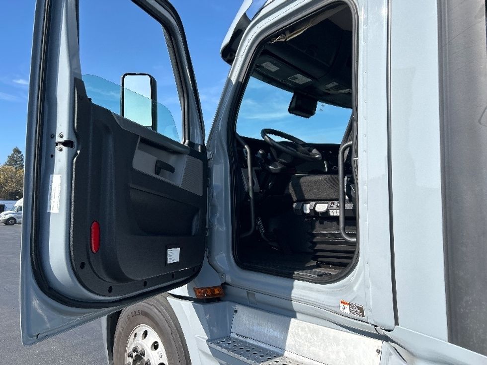 Day Cab Tractor-Heavy Duty Tractors-Freightliner-2020-T12642ST-West Sacramento-CA-400,295\n\t\tmiles-$ 42,500 - Image 9