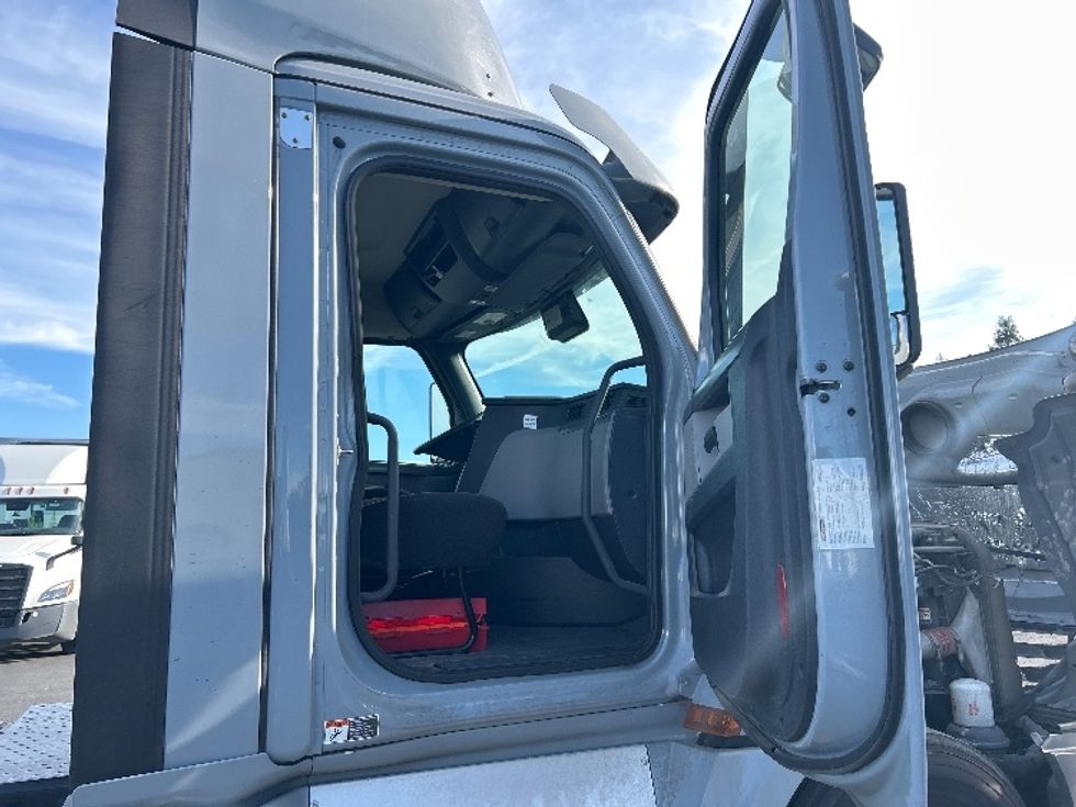 Day Cab Tractor-Heavy Duty Tractors-Freightliner-2020-T12642ST-West Sacramento-CA-400,487\n\t\tmiles-$ 42,500 - Image 12