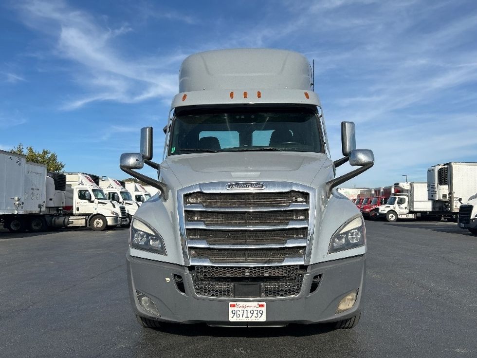 Day Cab Tractor-Heavy Duty Tractors-Freightliner-2020-T12642ST-West Sacramento-CA-400,487\n\t\tmiles-$ 42,500 - Image 2