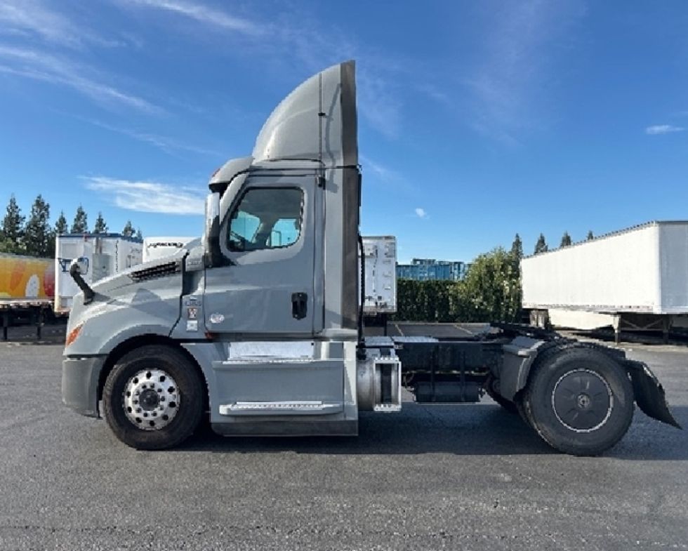Day Cab Tractor-Heavy Duty Tractors-Freightliner-2020-T12642ST-West Sacramento-CA-400,487\n\t\tmiles-$ 42,500 - Image 4