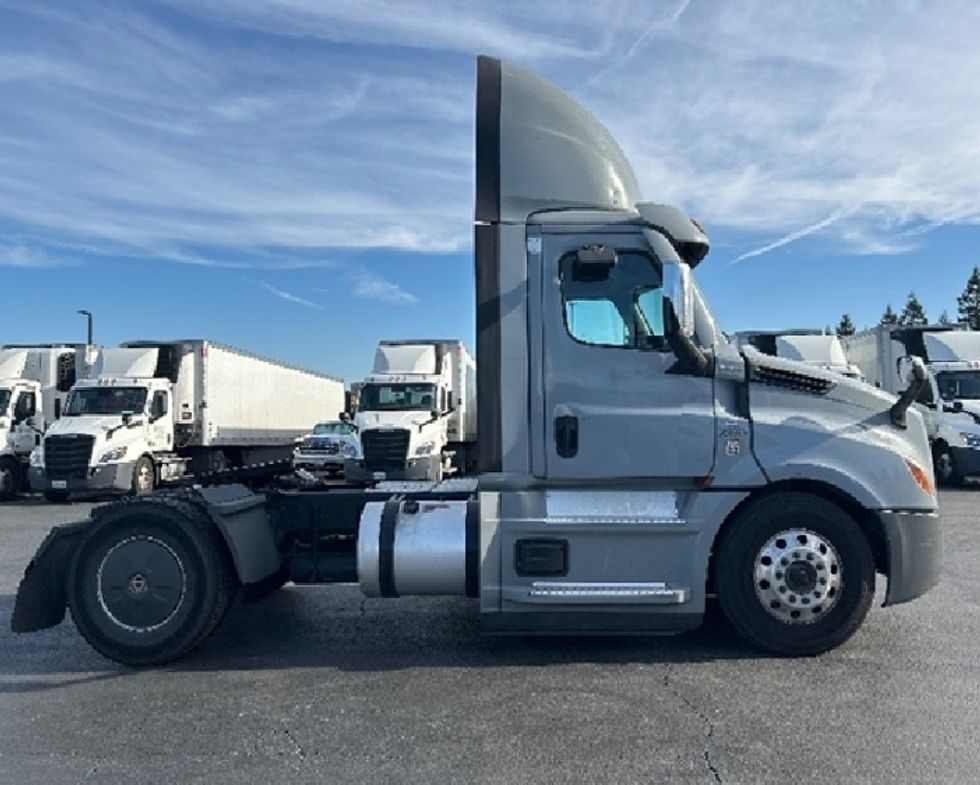 Day Cab Tractor-Heavy Duty Tractors-Freightliner-2020-T12642ST-West Sacramento-CA-400,487\n\t\tmiles-$ 42,500 - Image 8