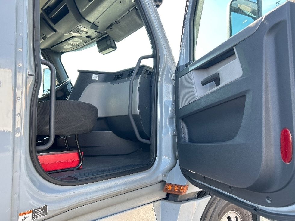 Day Cab Tractor-Heavy Duty Tractors-Freightliner-2020-T12642ST-West Sacramento-CA-412,410\n\t\tmiles-$ 41,750 - Image 12