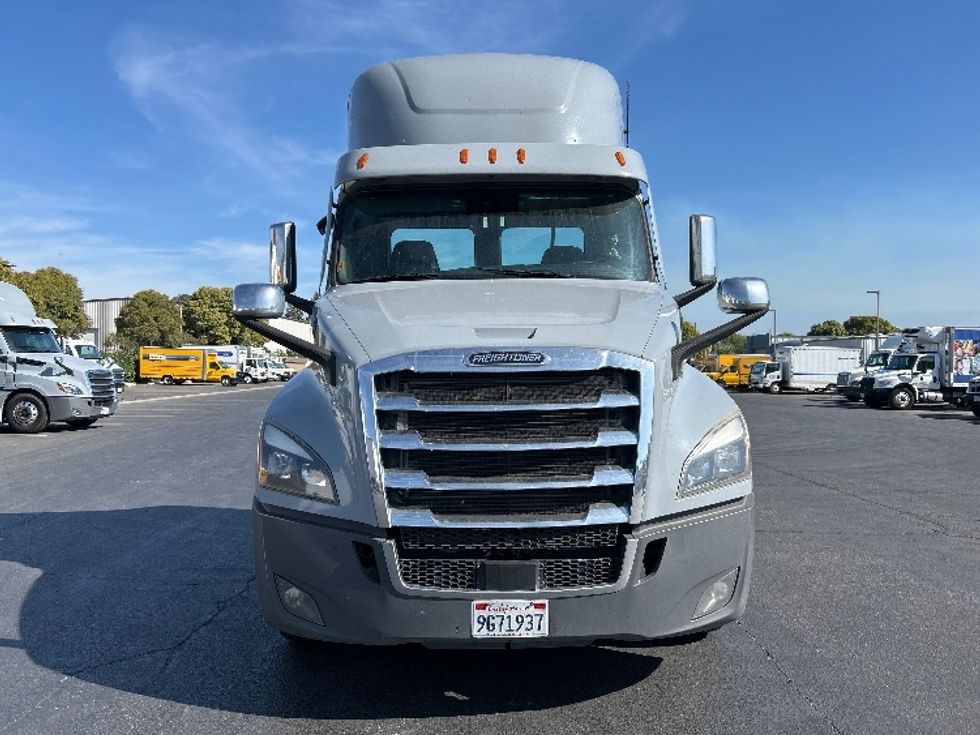 Day Cab Tractor-Heavy Duty Tractors-Freightliner-2020-T12642ST-West Sacramento-CA-412,410\n\t\tmiles-$ 41,750 - Image 2