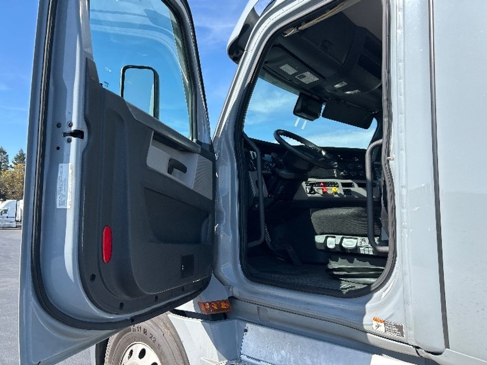 Day Cab Tractor-Heavy Duty Tractors-Freightliner-2020-T12642ST-West Sacramento-CA-412,410\n\t\tmiles-$ 41,750 - Image 9