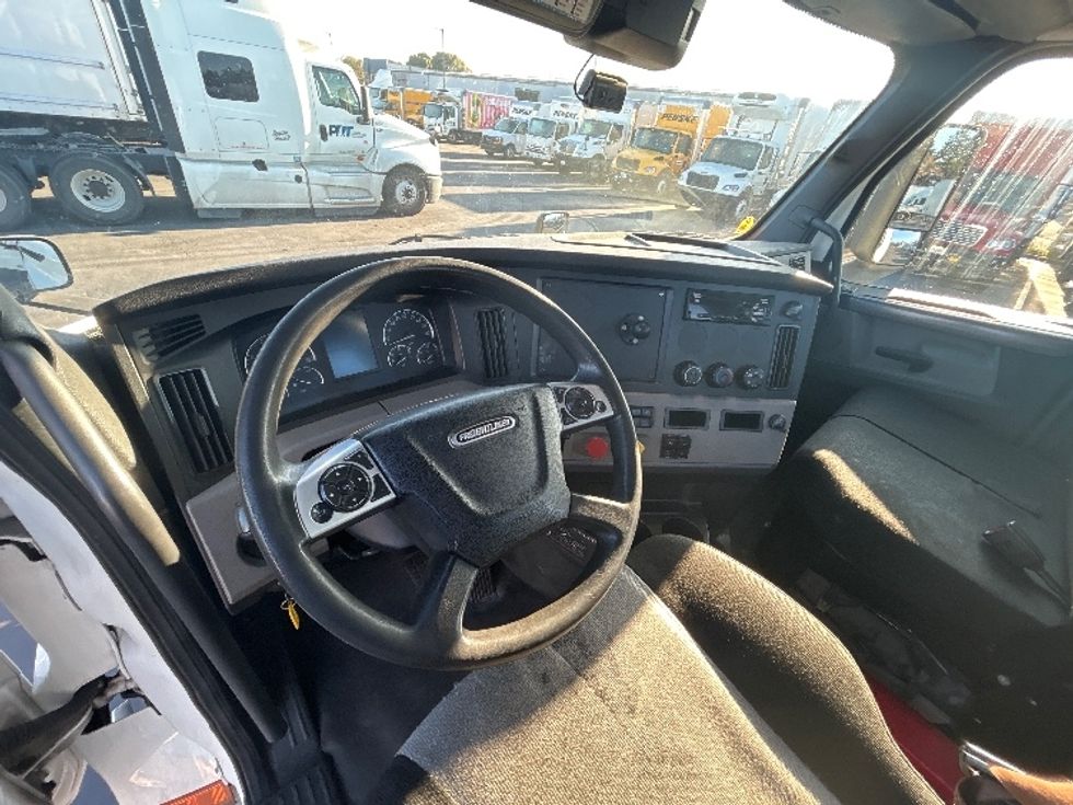 Day Cab Tractor-Heavy Duty Tractors-Freightliner-2020-T12642ST-West Sacramento-CA-557,350\n\t\tmiles-$ 30,500 - Image 10