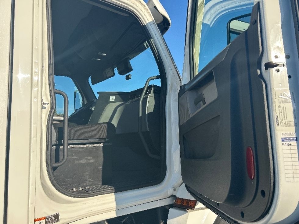 Day Cab Tractor-Heavy Duty Tractors-Freightliner-2020-T12642ST-West Sacramento-CA-557,350\n\t\tmiles-$ 30,500 - Image 12