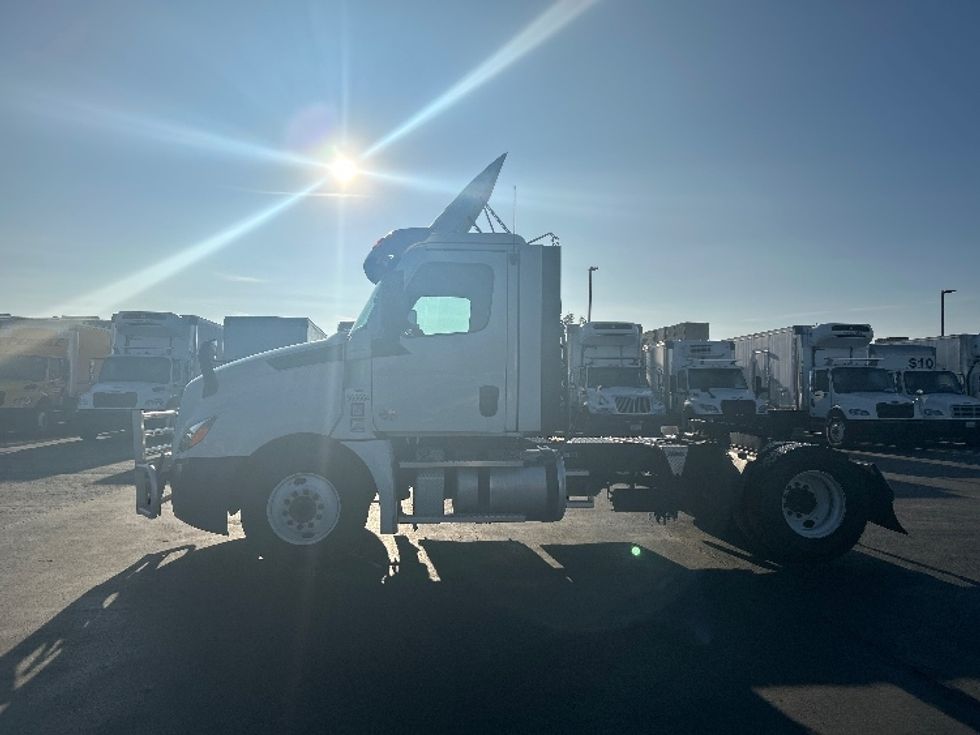 Day Cab Tractor-Heavy Duty Tractors-Freightliner-2020-T12642ST-West Sacramento-CA-557,350\n\t\tmiles-$ 30,500 - Image 4