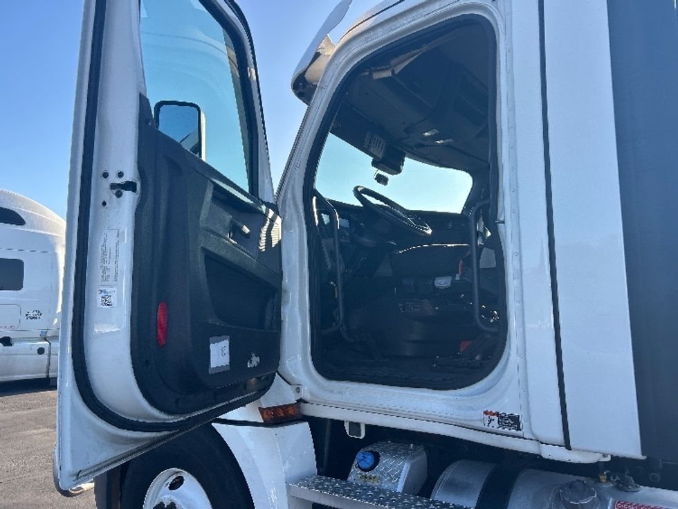 Day Cab Tractor-Heavy Duty Tractors-Freightliner-2020-T12642ST-West Sacramento-CA-557,350\n\t\tmiles-$ 30,500 - Image 9
