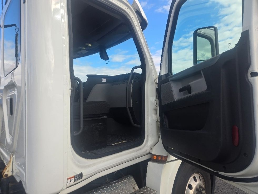 Day Cab Tractor-Heavy Duty Tractors-Freightliner-2020-T12642ST-White Deer-PA-512,823\n\t\tmiles-$ 35,000 - Image 12