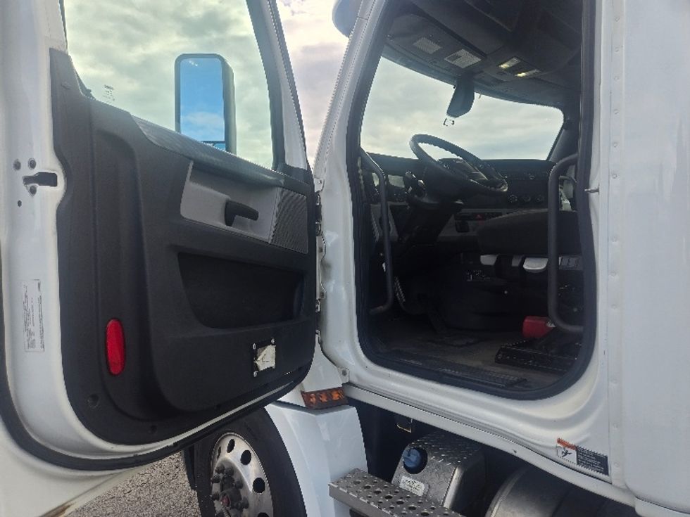 Day Cab Tractor-Heavy Duty Tractors-Freightliner-2020-T12642ST-White Deer-PA-512,823\n\t\tmiles-$ 35,000 - Image 9