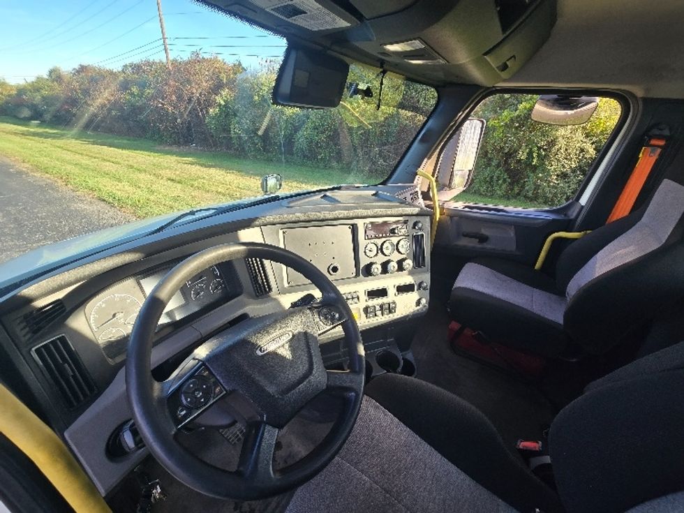 Day Cab Tractor-Heavy Duty Tractors-Freightliner-2020-T12642ST-White Deer-PA-571,165\n\t\tmiles-$ 26,500 - Image 10