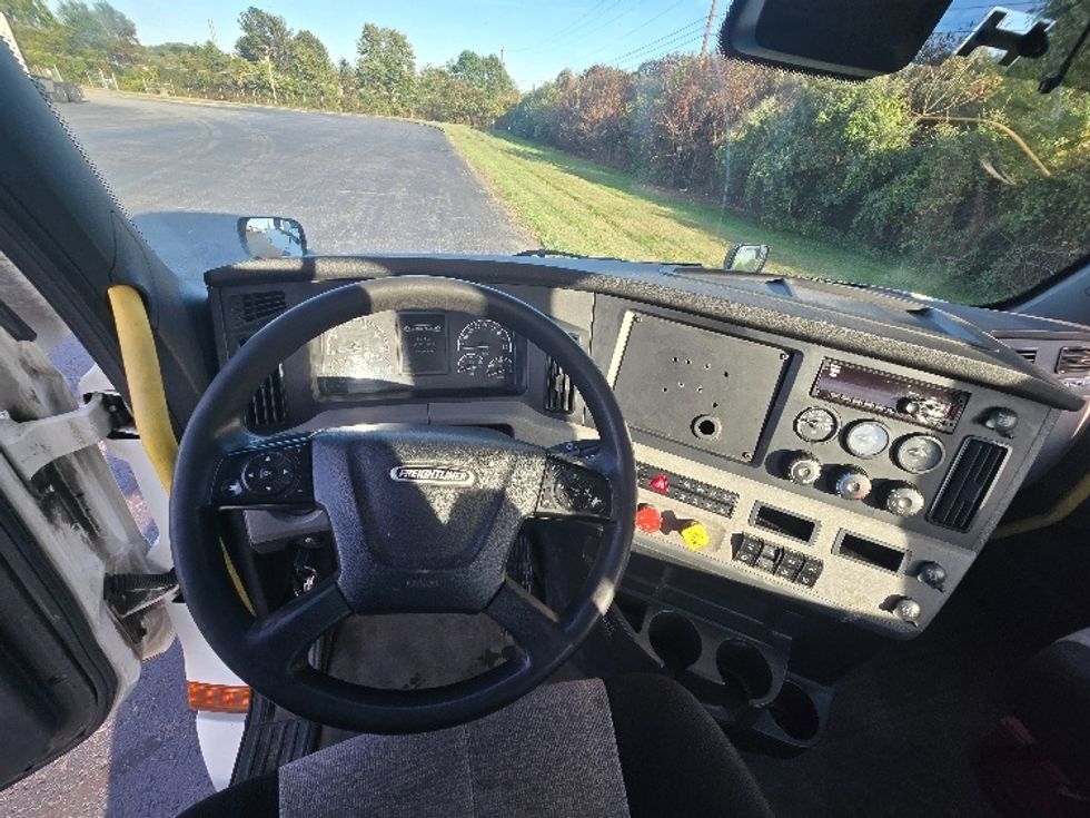 Day Cab Tractor-Heavy Duty Tractors-Freightliner-2020-T12642ST-White Deer-PA-571,165\n\t\tmiles-$ 26,500 - Image 11