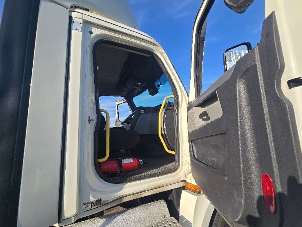 Day Cab Tractor-Heavy Duty Tractors-Freightliner-2020-T12642ST-White Deer-PA-571,165\n\t\tmiles-$ 26,500 - Image 12