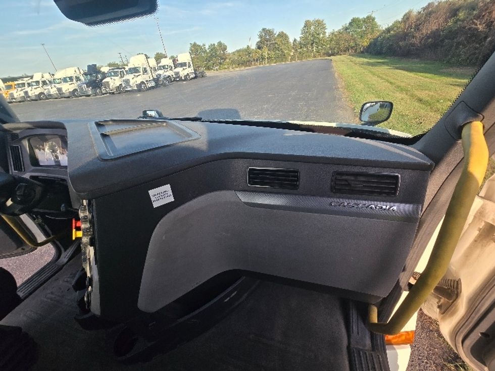 Day Cab Tractor-Heavy Duty Tractors-Freightliner-2020-T12642ST-White Deer-PA-571,165\n\t\tmiles-$ 26,500 - Image 13