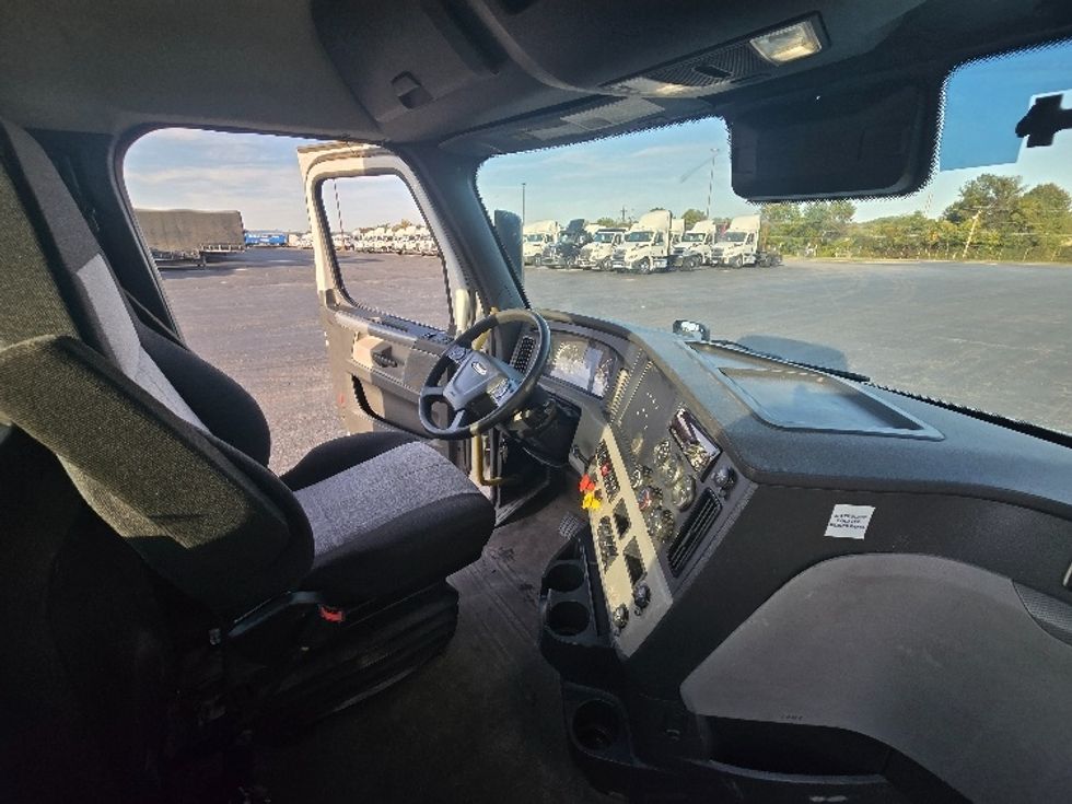 Day Cab Tractor-Heavy Duty Tractors-Freightliner-2020-T12642ST-White Deer-PA-571,165\n\t\tmiles-$ 26,500 - Image 14