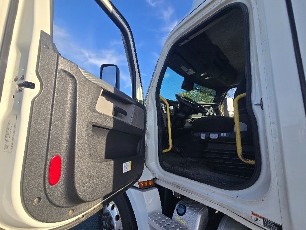 Day Cab Tractor-Heavy Duty Tractors-Freightliner-2020-T12642ST-White Deer-PA-571,165\n\t\tmiles-$ 26,500 - Image 9