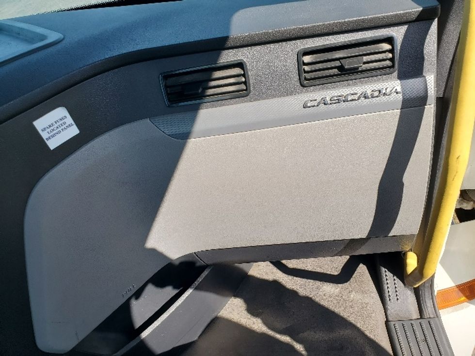 Day Cab Tractor-Heavy Duty Tractors-Freightliner-2020-T12642ST-White Deer-PA-591,855\n\t\tmiles-$ 25,500 - Image 13