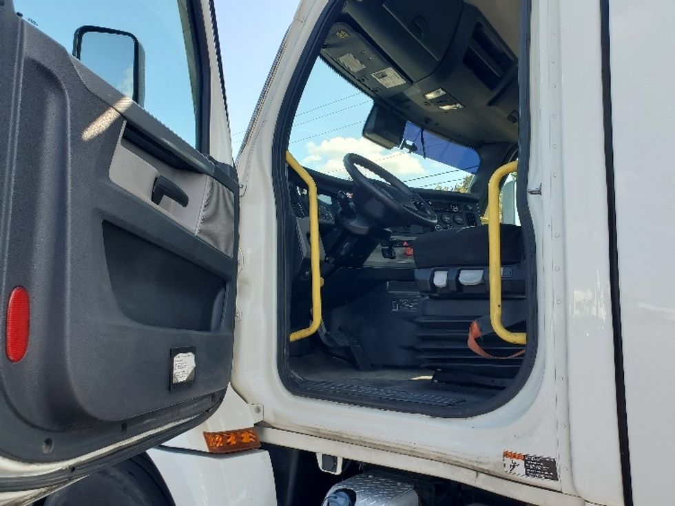 Day Cab Tractor-Heavy Duty Tractors-Freightliner-2020-T12642ST-White Deer-PA-591,855\n\t\tmiles-$ 25,500 - Image 9