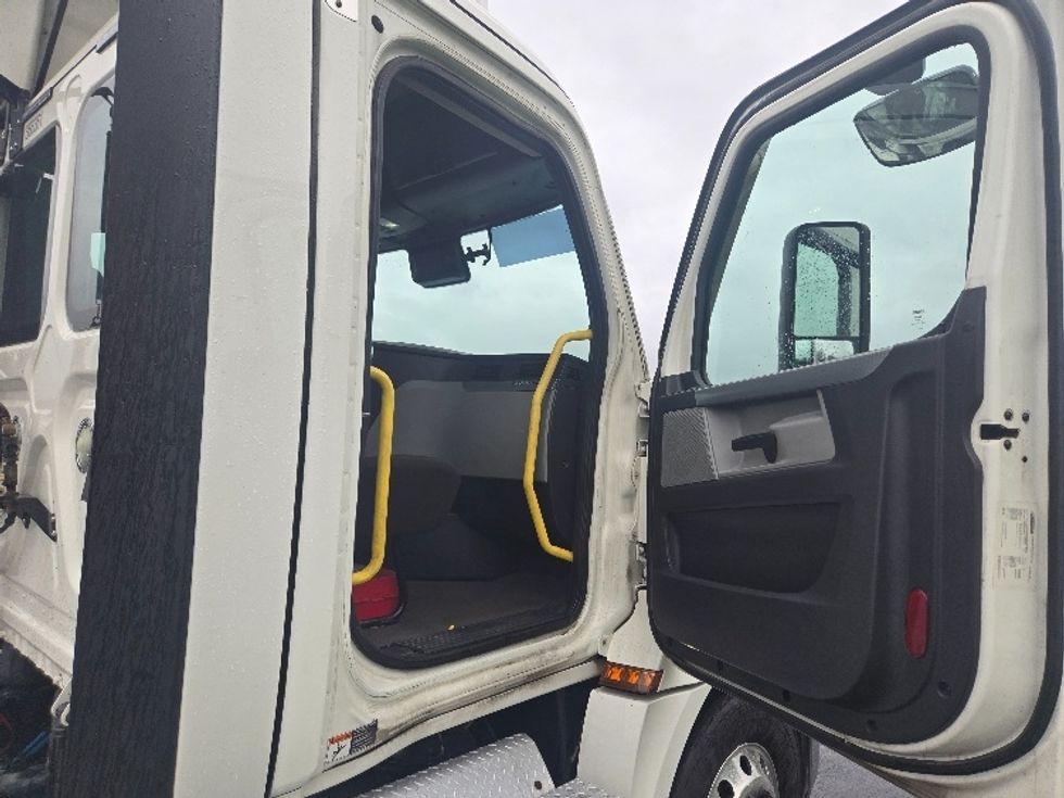 Day Cab Tractor-Heavy Duty Tractors-Freightliner-2020-T12642ST-White Deer-PA-611,341\n\t\tmiles-$ 25,500 - Image 12