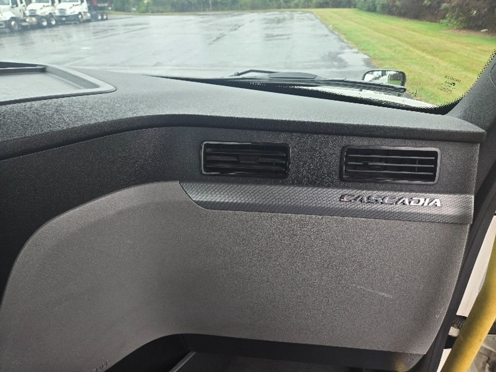 Day Cab Tractor-Heavy Duty Tractors-Freightliner-2020-T12642ST-White Deer-PA-611,341\n\t\tmiles-$ 25,500 - Image 13