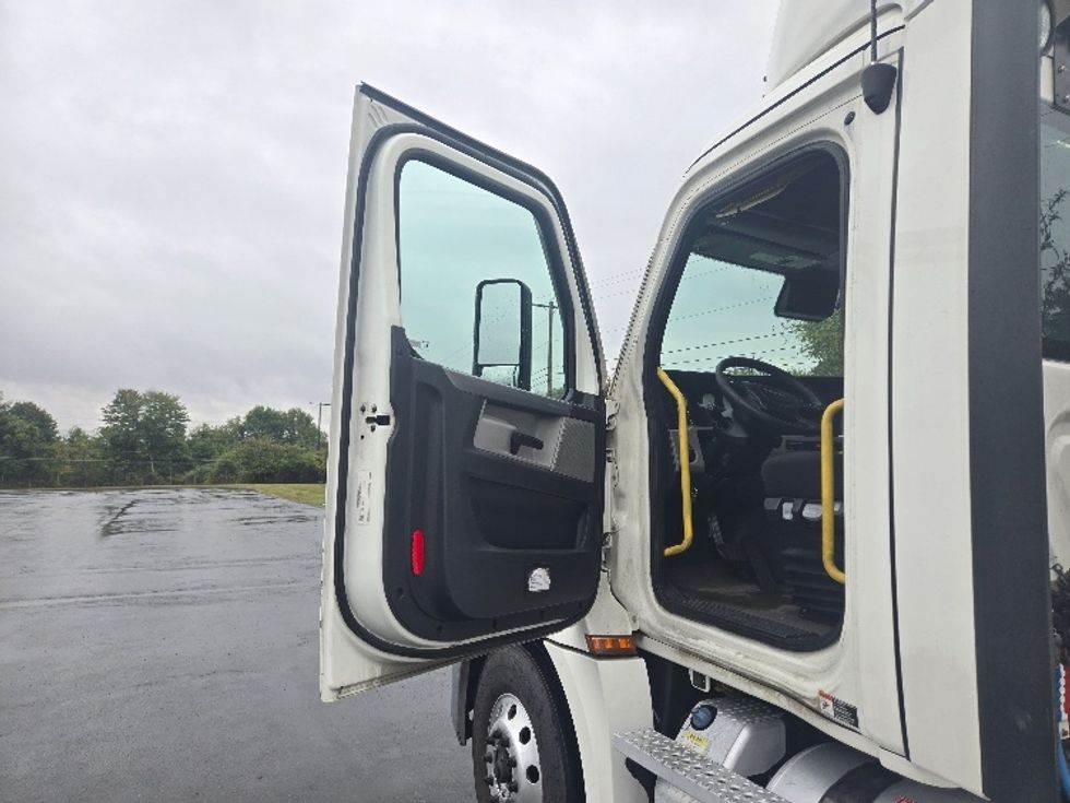Day Cab Tractor-Heavy Duty Tractors-Freightliner-2020-T12642ST-White Deer-PA-611,341\n\t\tmiles-$ 25,500 - Image 9