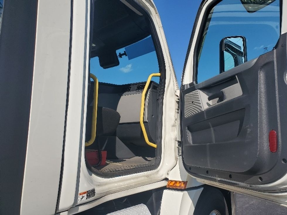 Day Cab Tractor-Heavy Duty Tractors-Freightliner-2020-T12642ST-White Deer-PA-638,971\n\t\tmiles-$ 25,500 - Image 12