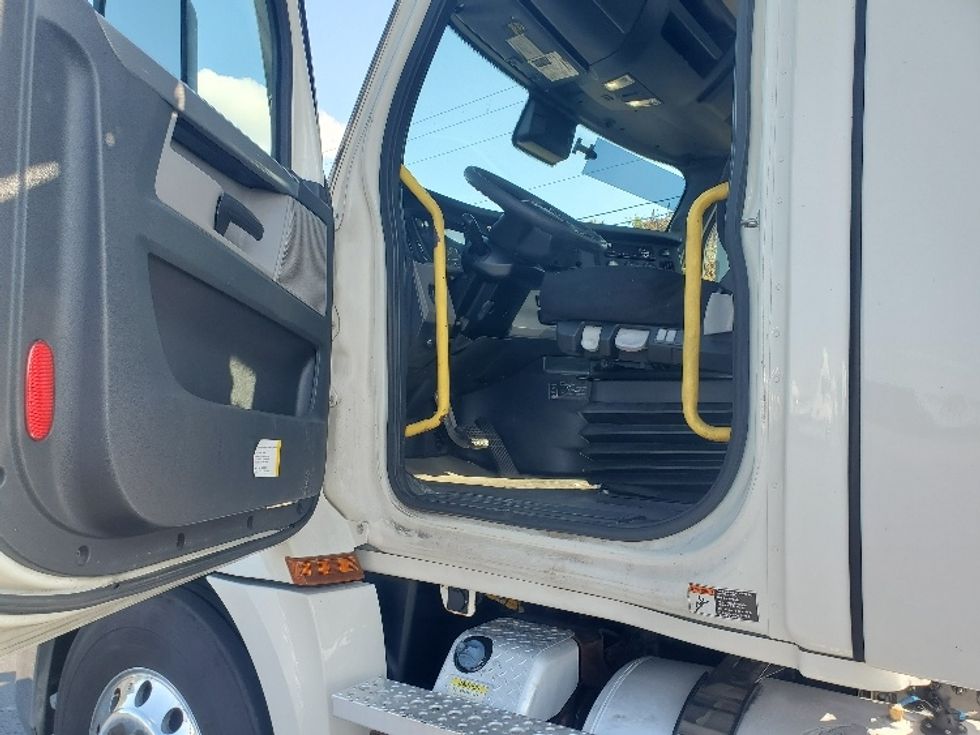 Day Cab Tractor-Heavy Duty Tractors-Freightliner-2020-T12642ST-White Deer-PA-638,971\n\t\tmiles-$ 25,500 - Image 9