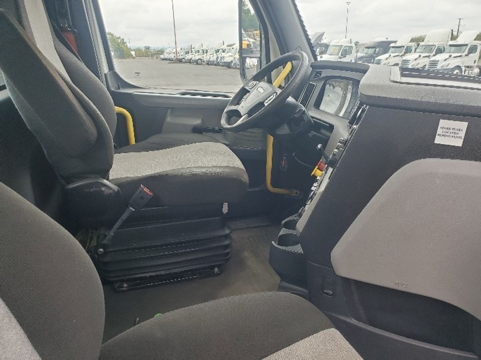 Day Cab Tractor-Heavy Duty Tractors-Freightliner-2020-T12642ST-White Deer-PA-639,528\n\t\tmiles-$ 25,500 - Image 14