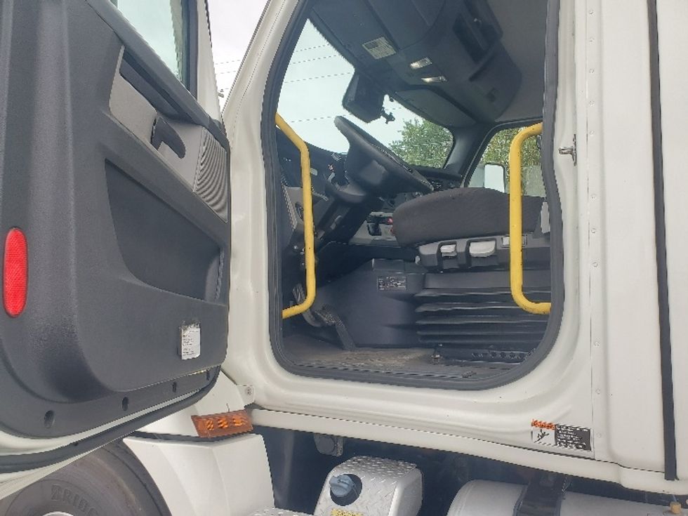 Day Cab Tractor-Heavy Duty Tractors-Freightliner-2020-T12642ST-White Deer-PA-639,528\n\t\tmiles-$ 25,500 - Image 9