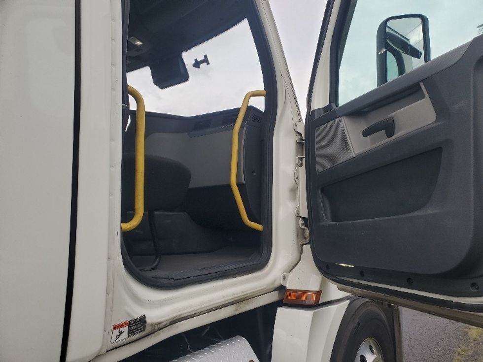 Day Cab Tractor-Heavy Duty Tractors-Freightliner-2020-T12642ST-White Deer-PA-667,678\n\t\tmiles-$ 25,500 - Image 12