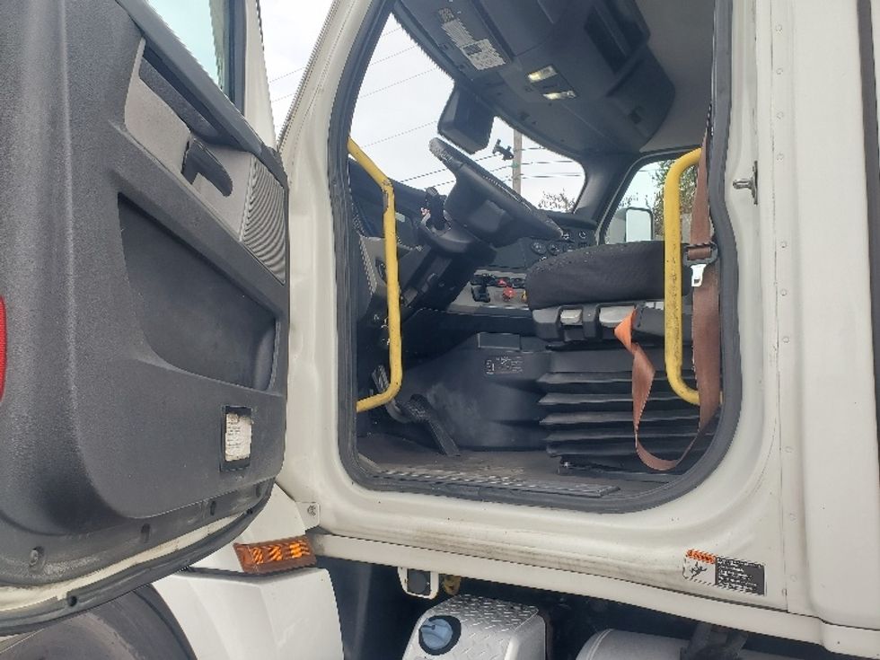 Day Cab Tractor-Heavy Duty Tractors-Freightliner-2020-T12642ST-White Deer-PA-667,678\n\t\tmiles-$ 25,500 - Image 9