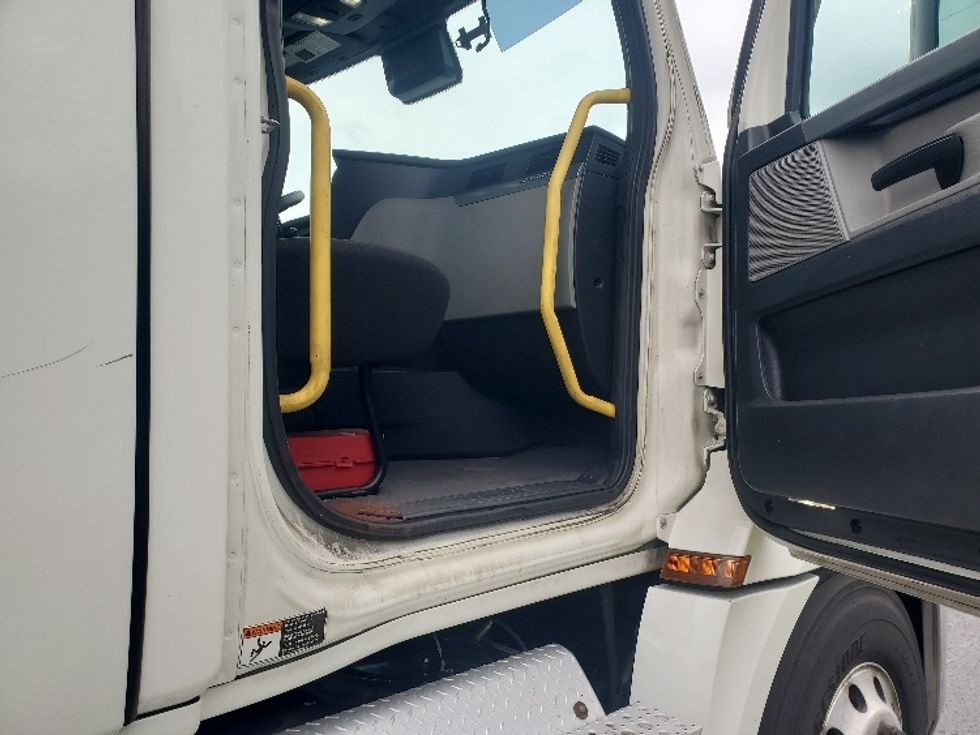 Day Cab Tractor-Heavy Duty Tractors-Freightliner-2020-T12642ST-White Deer-PA-681,516\n\t\tmiles-$ 25,500 - Image 12