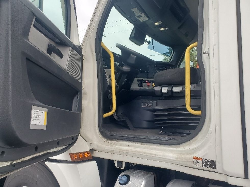 Day Cab Tractor-Heavy Duty Tractors-Freightliner-2020-T12642ST-White Deer-PA-681,516\n\t\tmiles-$ 25,500 - Image 9