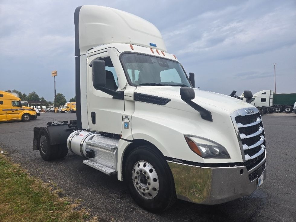 Day Cab Tractor-Heavy Duty Tractors-Freightliner-2020-T12642ST-White Deer-PA-708,729\n\t\tmiles-$ 25,500 - Image 1
