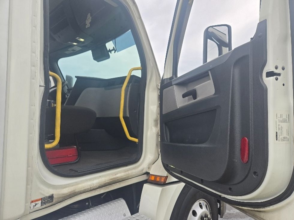 Day Cab Tractor-Heavy Duty Tractors-Freightliner-2020-T12642ST-White Deer-PA-708,729\n\t\tmiles-$ 25,500 - Image 12