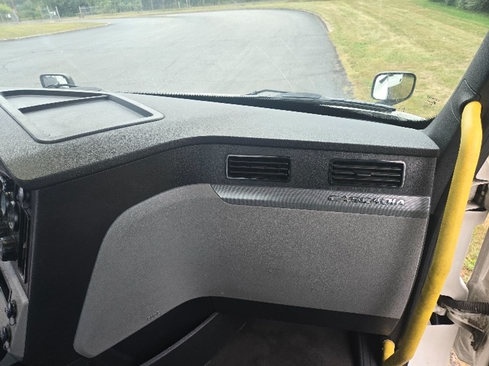 Day Cab Tractor-Heavy Duty Tractors-Freightliner-2020-T12642ST-White Deer-PA-708,729\n\t\tmiles-$ 25,500 - Image 13