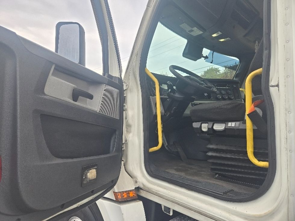 Day Cab Tractor-Heavy Duty Tractors-Freightliner-2020-T12642ST-White Deer-PA-708,729\n\t\tmiles-$ 25,500 - Image 9