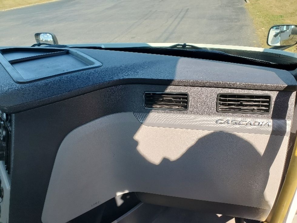 Day Cab Tractor-Heavy Duty Tractors-Freightliner-2020-T12642ST-White Deer-PA-712,513\n\t\tmiles-$ 25,500 - Image 13