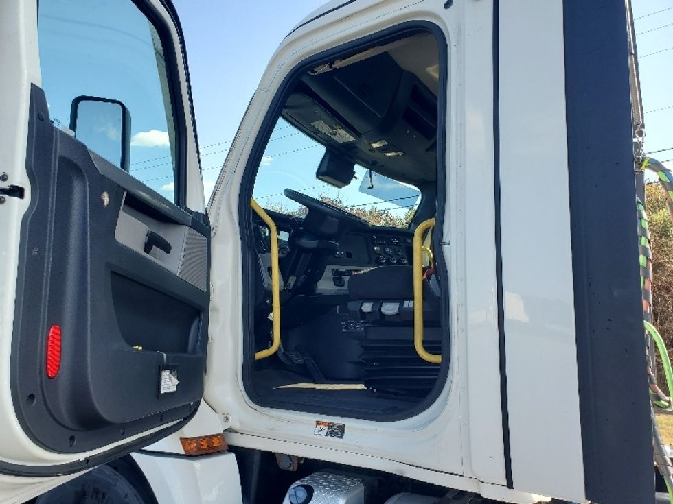 Day Cab Tractor-Heavy Duty Tractors-Freightliner-2020-T12642ST-White Deer-PA-712,513\n\t\tmiles-$ 25,500 - Image 9