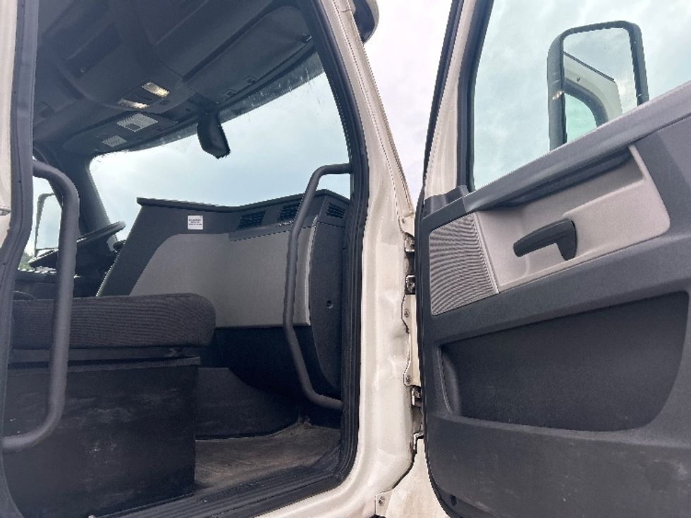 Day Cab Tractor-Heavy Duty Tractors-Freightliner-2020-T12642ST-Wilkes Barre-PA-457,540\n\t\tmiles-$ 39,000 - Image 12